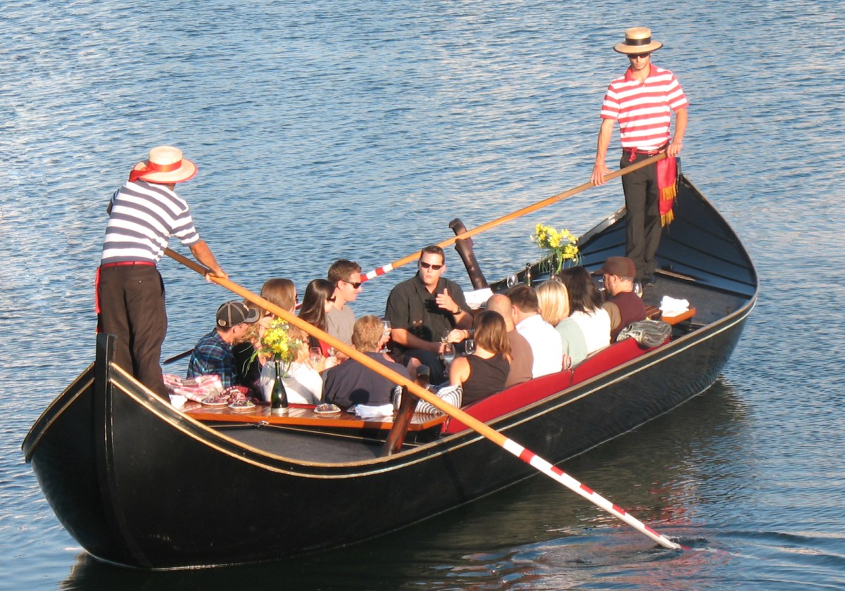 Caorlina Cruise a group of people in a small boat in a body of water